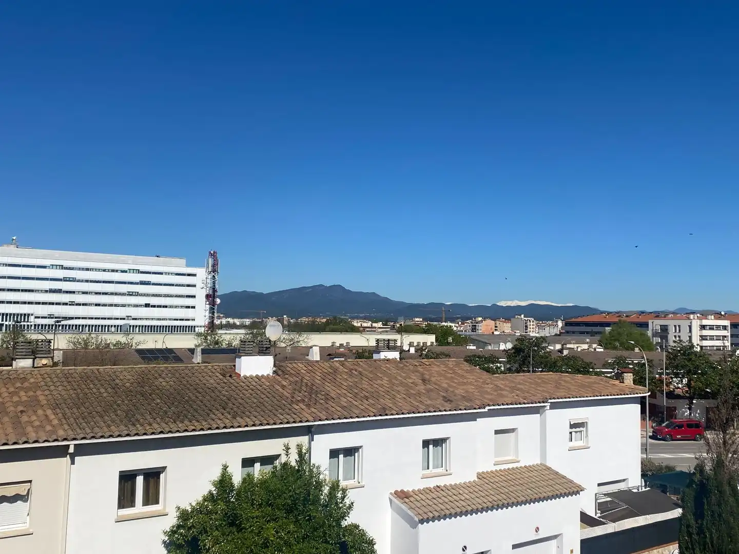 Vista exterior de Casa adosada en venta en Girona con Calefacción, Jardín privado y Terraza