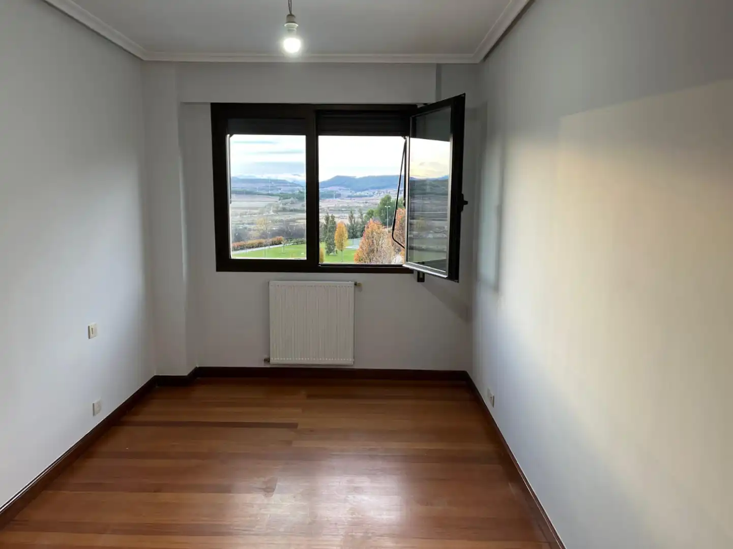 Schlafzimmer von Wohnung zum Verkauf in  Logroño mit Klimaanlage, Heizung und Privatgarten