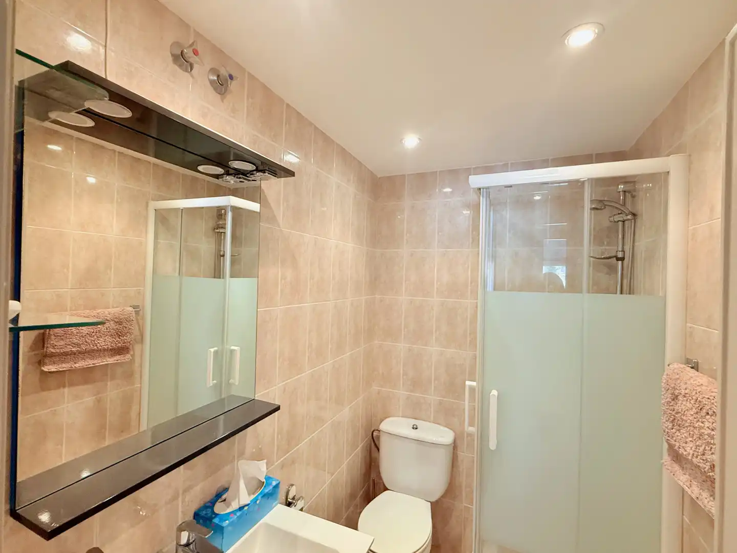 Baño de Apartamento de alquiler en Marbella con Terraza, Piscina y Piscina comunitaria