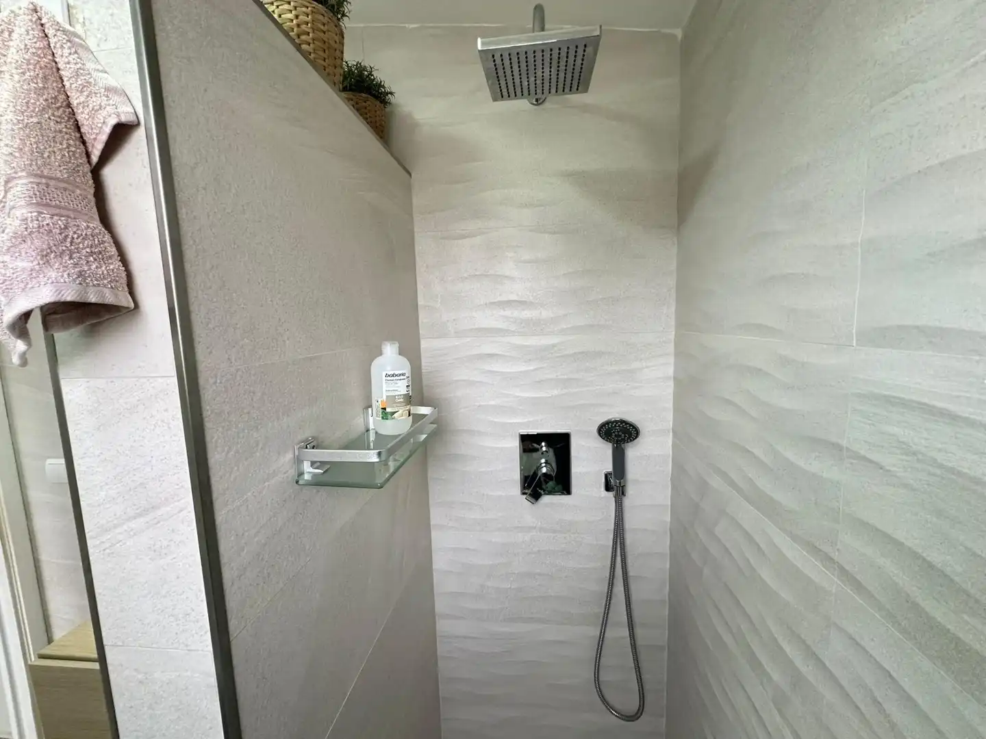 Badezimmer von Einfamilien-Reihenhaus zum Verkauf in Los Barrios mit Klimaanlage, Heizung und Privatgarten