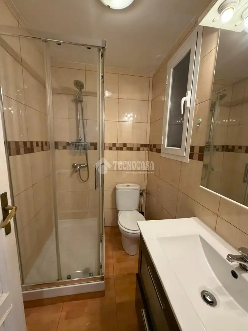 Bathroom of Flat for rent in Madrid  with Air Conditioner and Heating