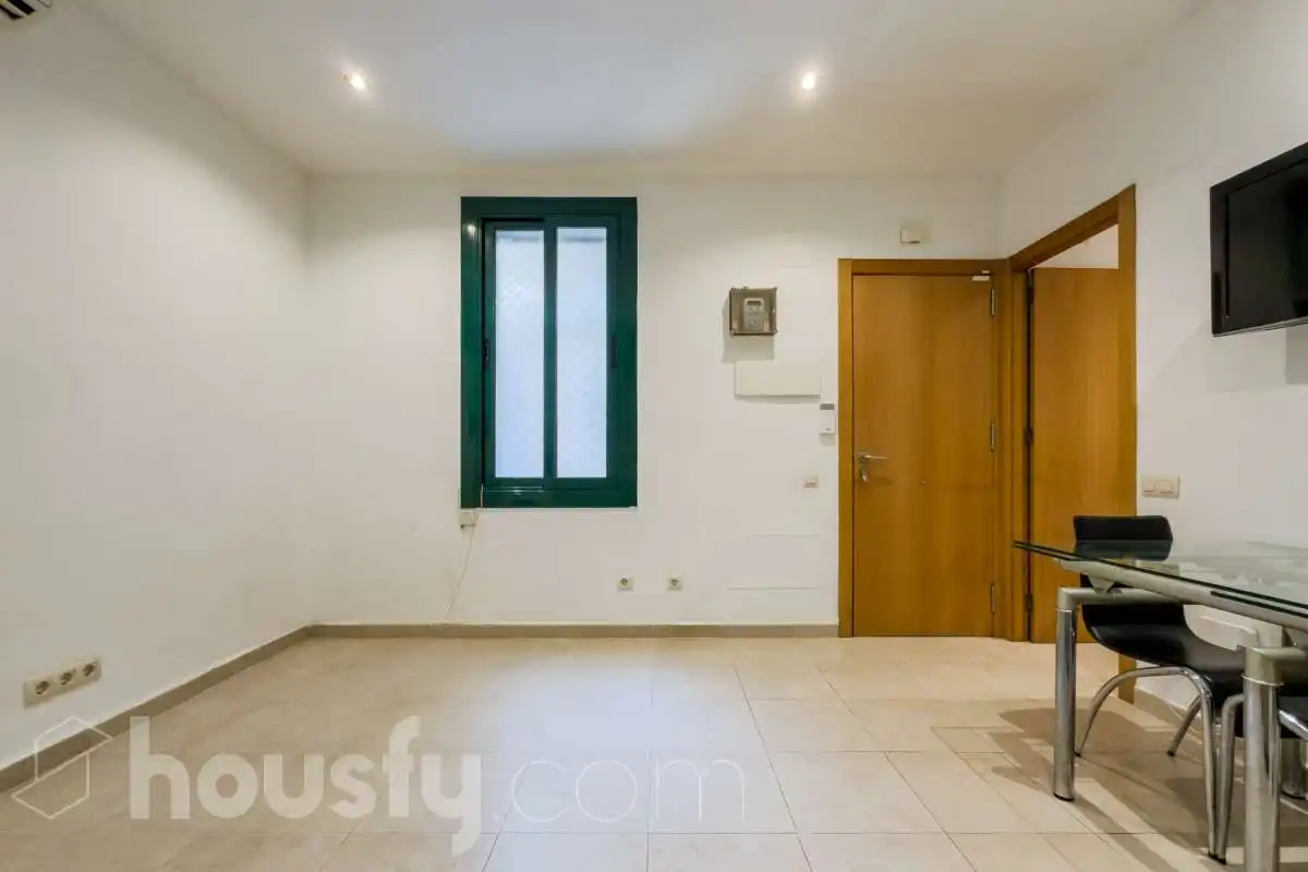 Flat for sale in Barcelona  with Air Conditioner and Furnished