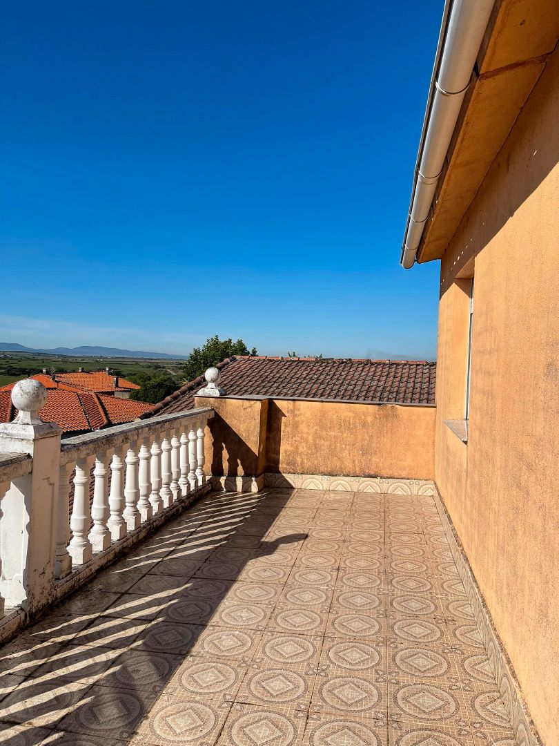 Terrassa de Casa o xalet en venda en Valdeobispo amb Terrassa, Traster i Moblat
