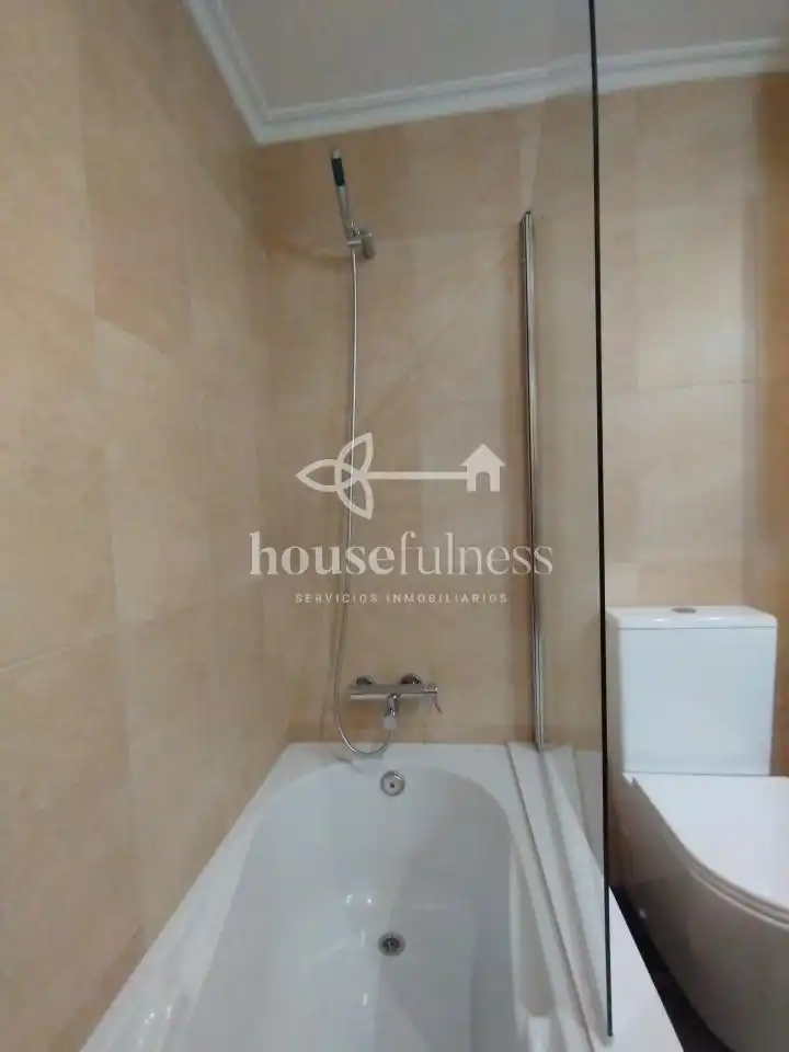 Badezimmer von Wohnungen zur Miete in Ferrol mit Heizung, Abstellraum und Möbliert