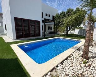 Piscina de Casa o xalet de lloguer en Montequinto amb Aire condicionat, Calefacció i Jardí privat