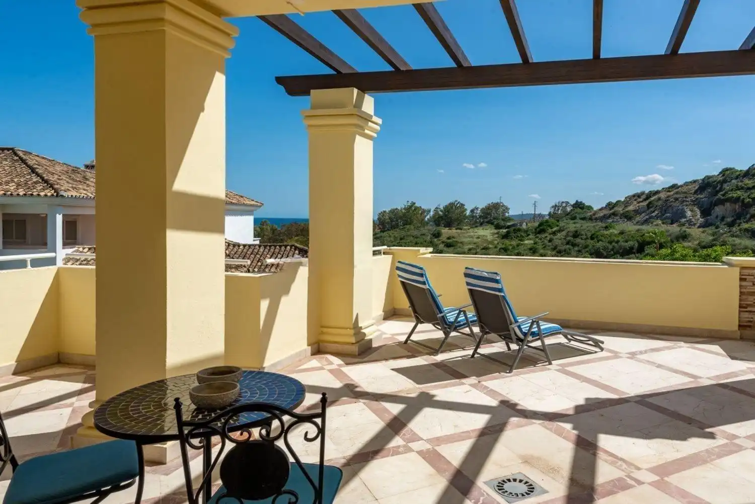 Terrasse von Wohnungen zum Verkauf in Casares mit Klimaanlage, Heizung und Privatgarten