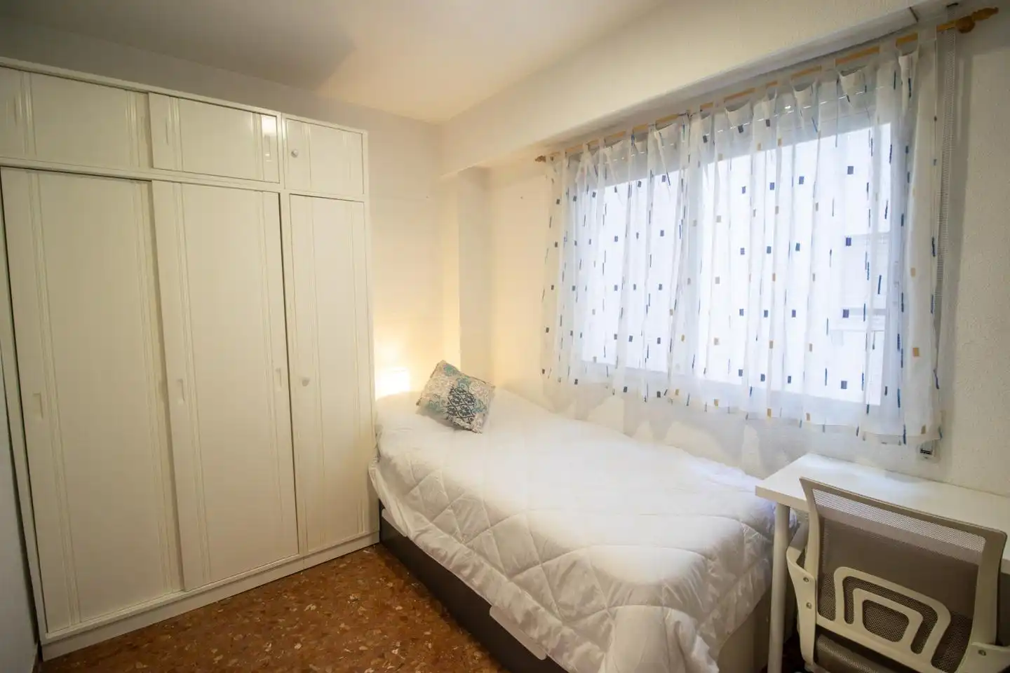 Bedroom of Flat for share in Valencia  with Air Conditioner and Furnished