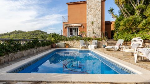 Chalet con vistas panorámicas y piscina en Mas Mestre