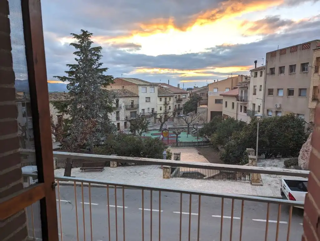 Außenansicht von Wohnung zum Verkauf in Horta de Sant Joan mit Balkon