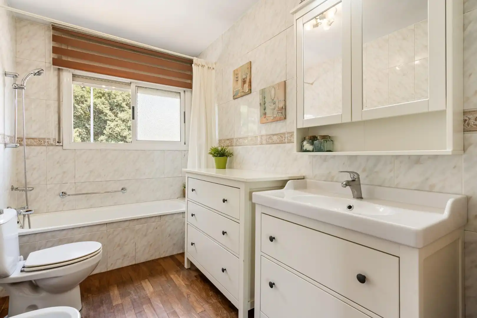 Baño de Casa adosada en venta en Parets del Vallès con Aire acondicionado, Calefacción y Jardín privado