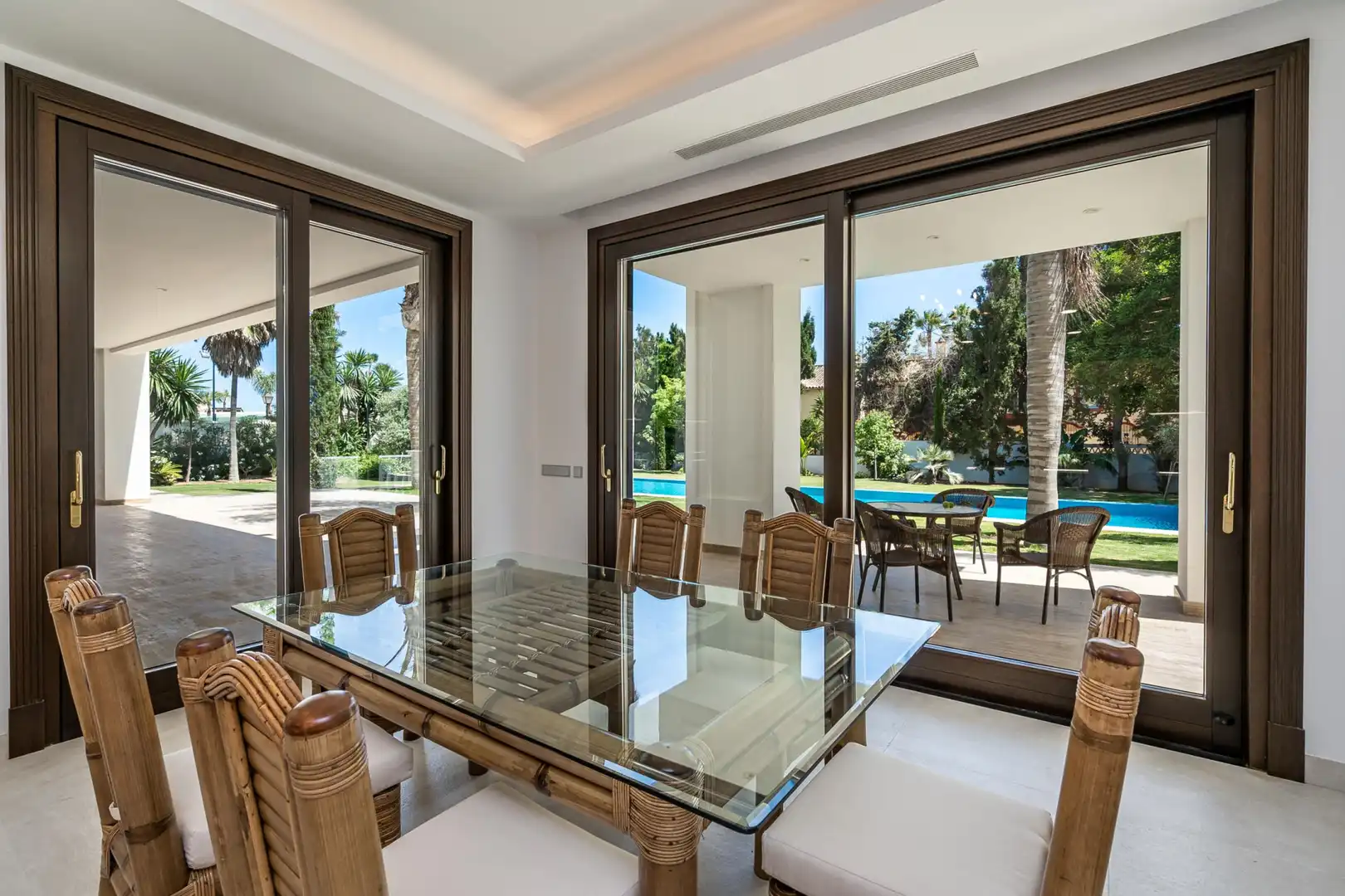 Menjador de Casa o xalet en venda en Estepona amb Aire condicionat, Jardí privat i Terrassa