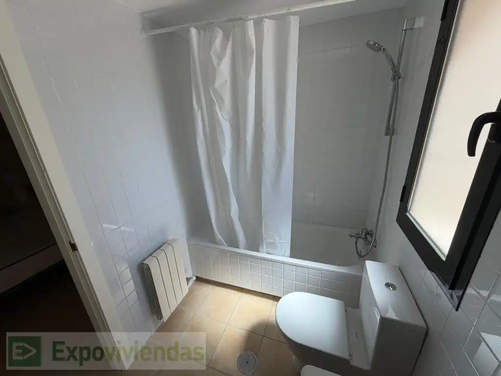 Badezimmer von Wohnungen zur Miete in Murcia