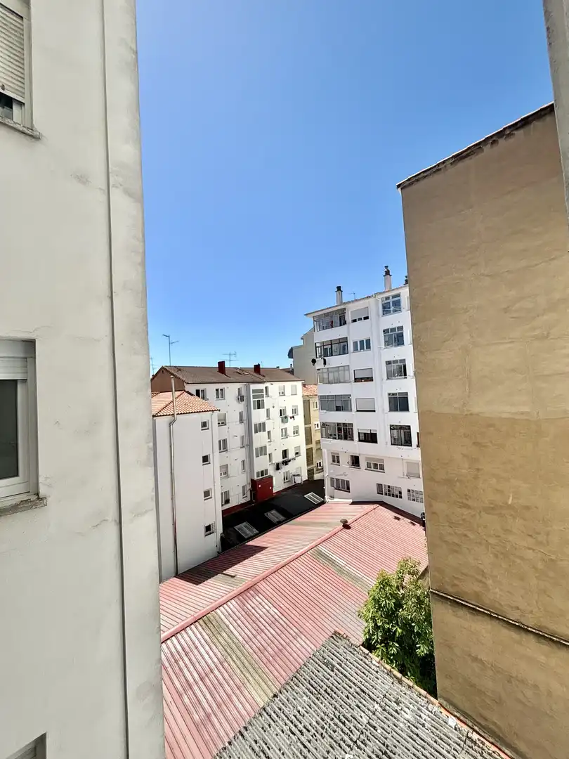 Vista exterior de Piso en venta en Oviedo  con Calefacción y Parquet