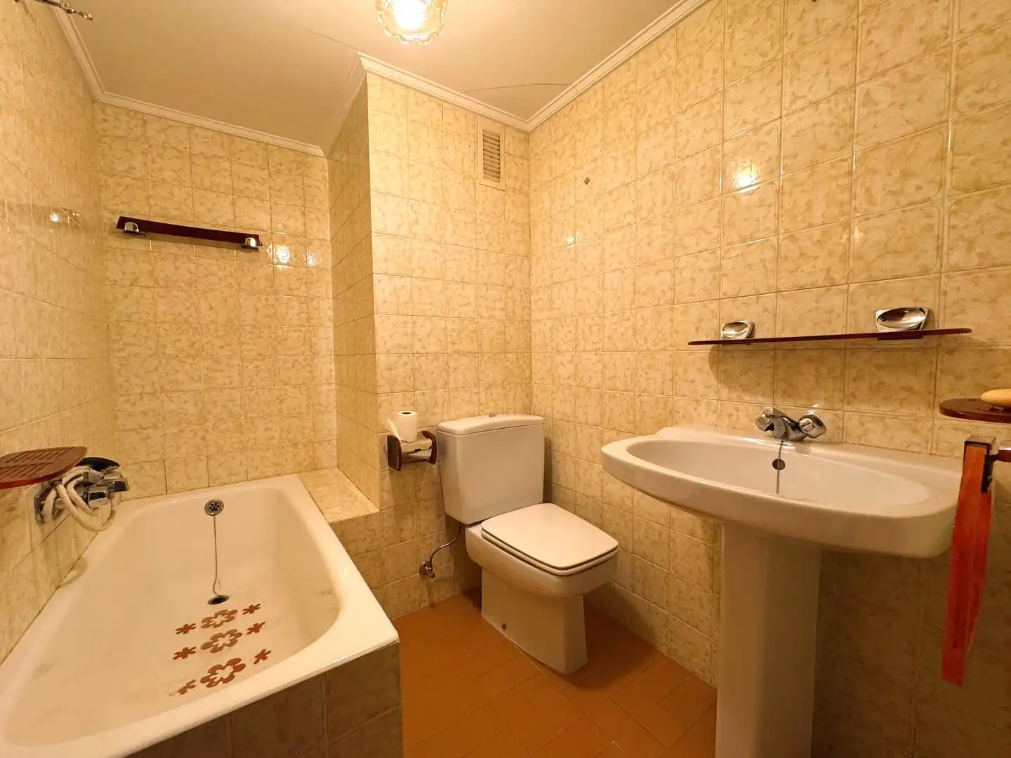 Badezimmer von Wohnung zum Verkauf in Artziniega mit Heizung, Privatgarten und Parkett