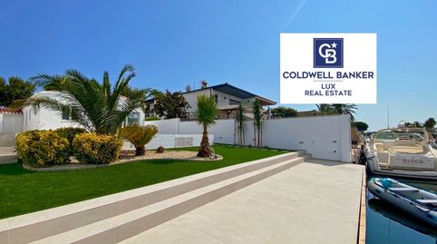 Villa completamente reformada con amarre privado situada en la Costa Brava más concretamente en Empuriabrava, el puerto deportivo