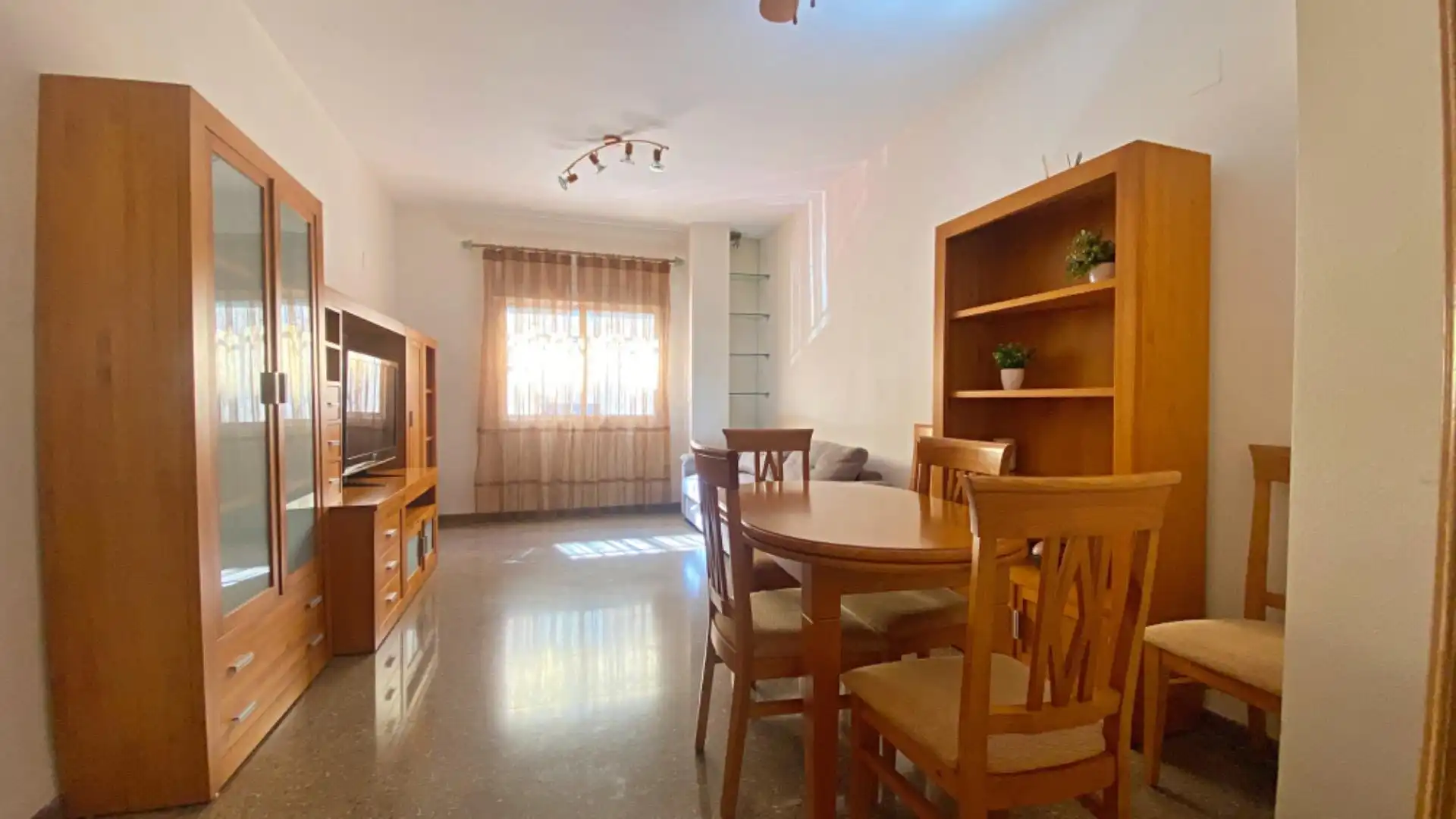 Bajo en venta en Calle CUENCA