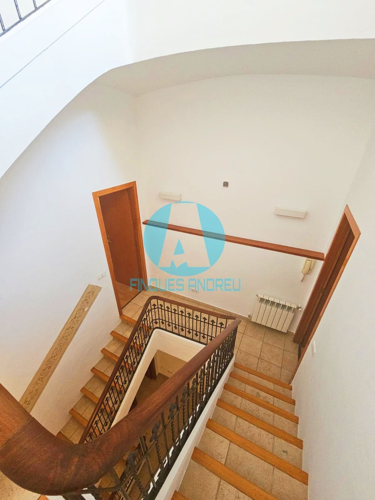 Single-family semi-detached to rent in Centre