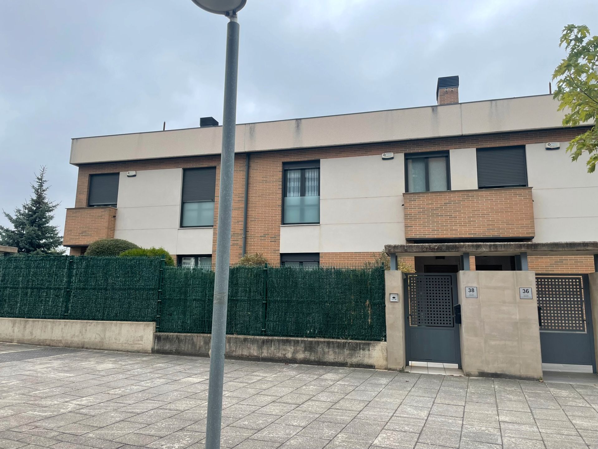 Vista exterior de Casa adosada en venda en Vitoria - Gasteiz amb Calefacció, Jardí privat i Terrassa