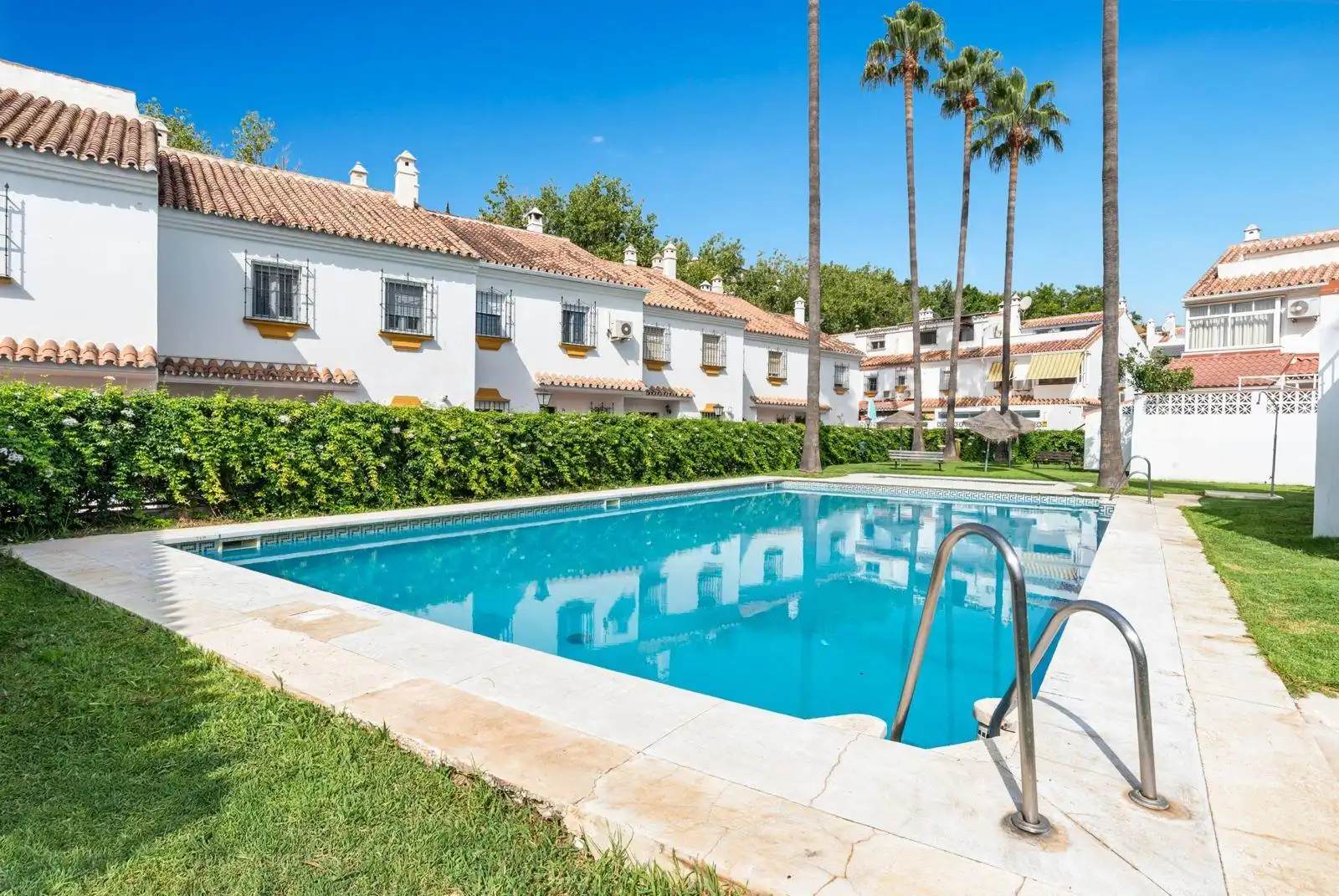 Vista exterior de Casa adosada en venda en Torremolinos amb Aire condicionat, Terrassa i Piscina comunitària