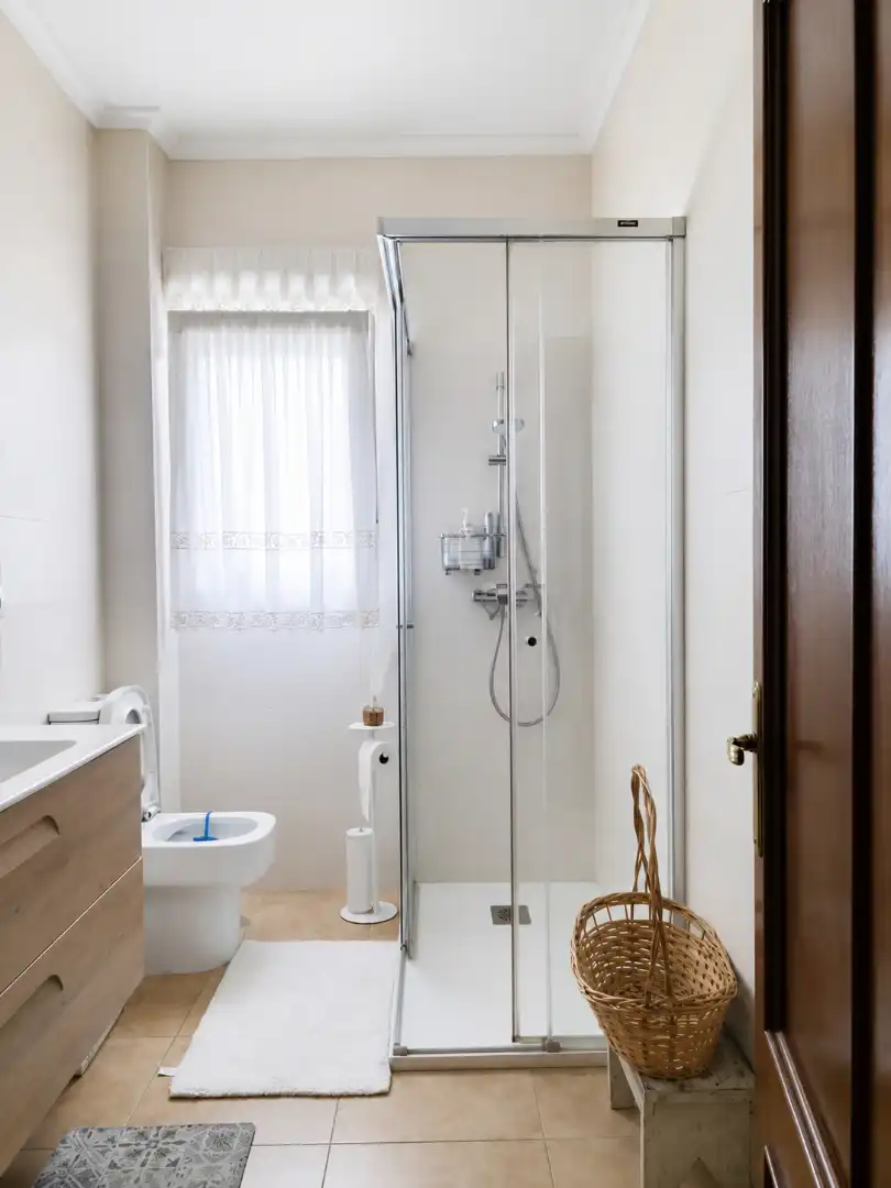 Badezimmer von Wohnung zur Miete in Santander mit Möbliert und Ofen