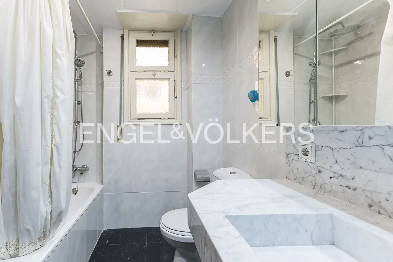 Bathroom of Flat for rent in Barcelona  with Air Conditioner, Heating and Parquet flooring