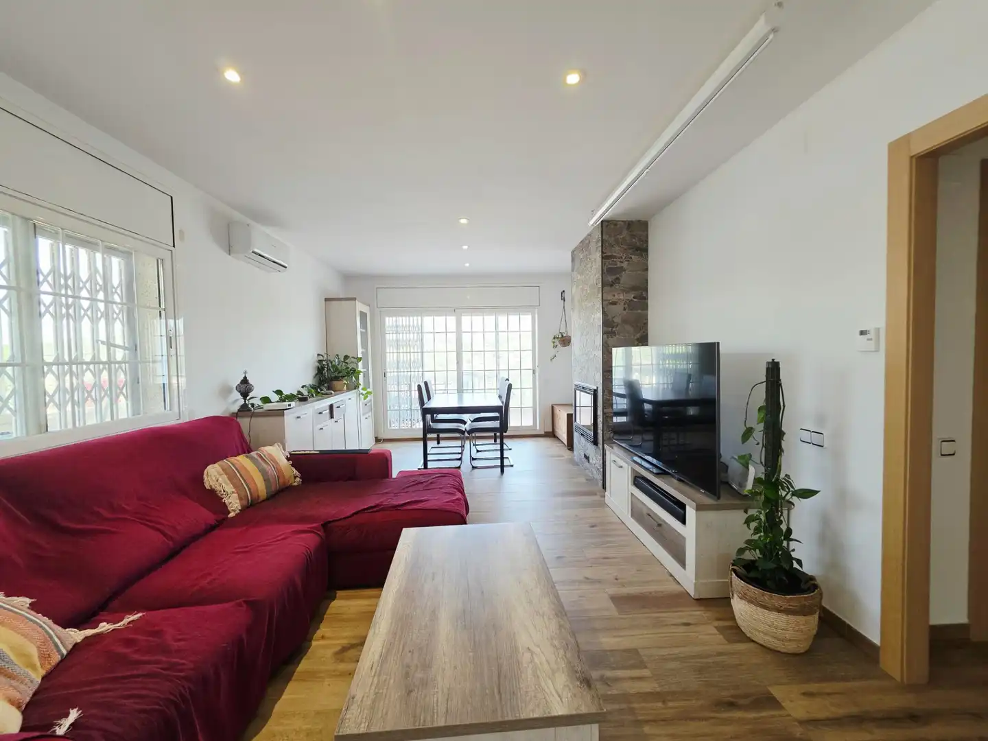 Sala de estar de Casa o chalet en venta en Vallirana con Aire acondicionado, Calefacción y Jardín privado