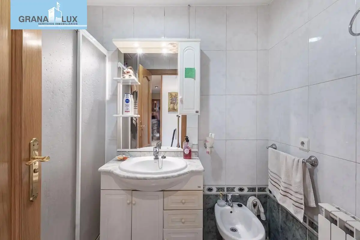 Bathroom of Flat for sale in Granada  with Air Conditioner, Heating and Terrace