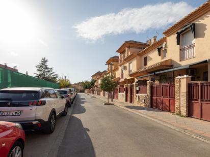 Vista exterior de Casa adosada en venda en Armilla amb Aire condicionat, Terrassa i Balcó