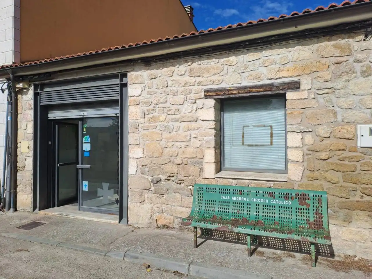Vista exterior de Local en venta en Quintanilla Vivar, Burgos