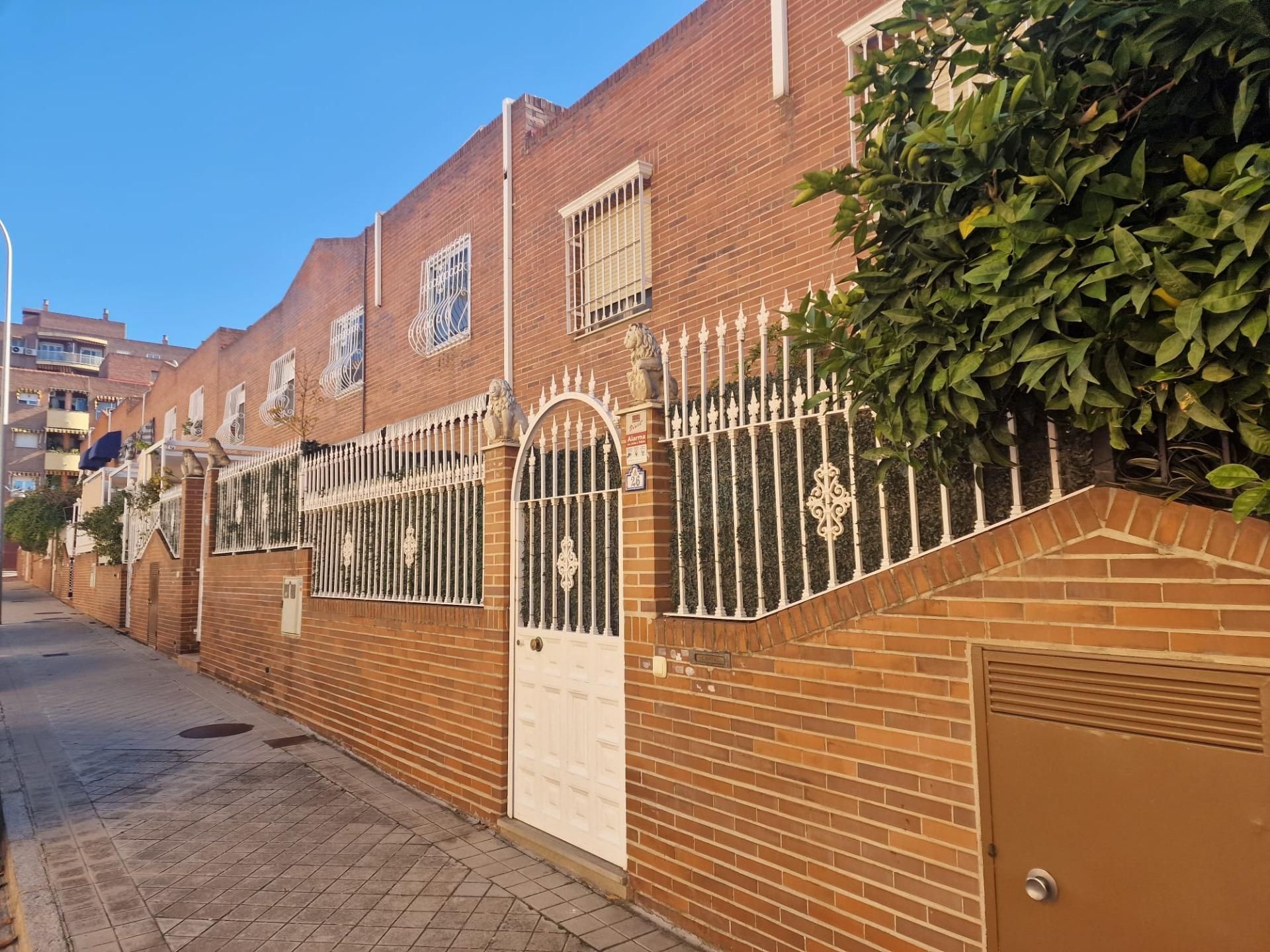 Vista exterior de Casa adosada en venta en  Granada Capital con Terraza y Balcón