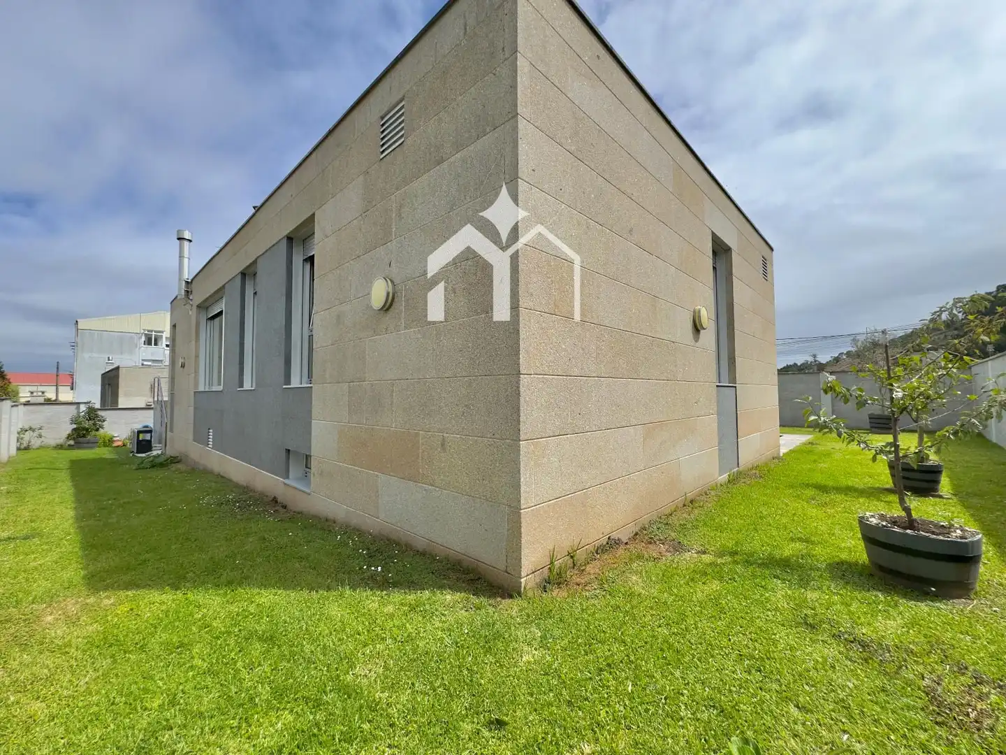 Vista exterior de Casa o xalet en venda en Cangas  amb Calefacció, Parquet i Terrassa