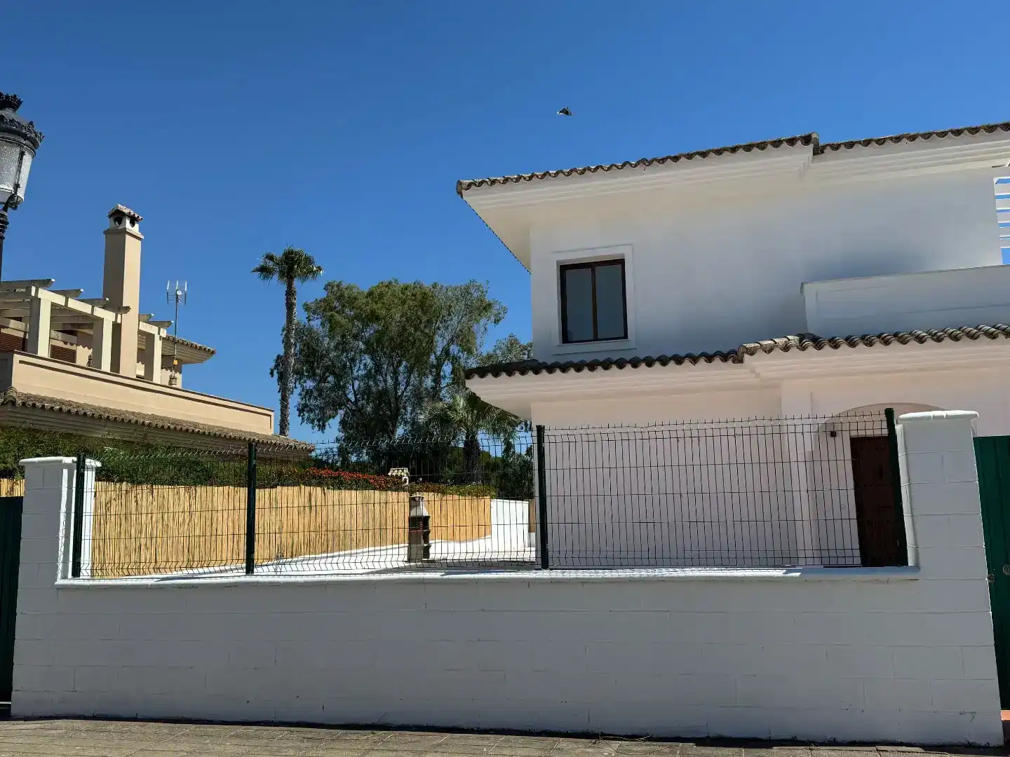 Vista exterior de Casa o xalet en venda en Conil de la Frontera amb Piscina i Balcó
