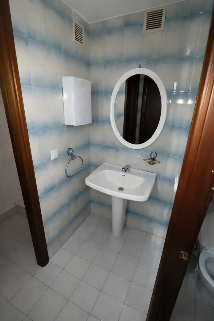 Badezimmer von Geschaftsraum zur Miete in Torrelavega 