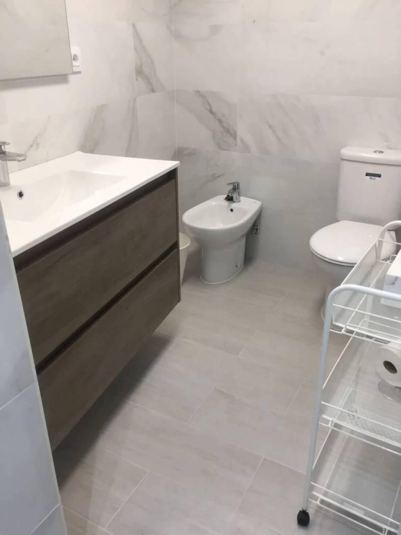 Bathroom of Flat to rent in  Toledo Capital  with Air Conditioner, Heating and Parquet flooring