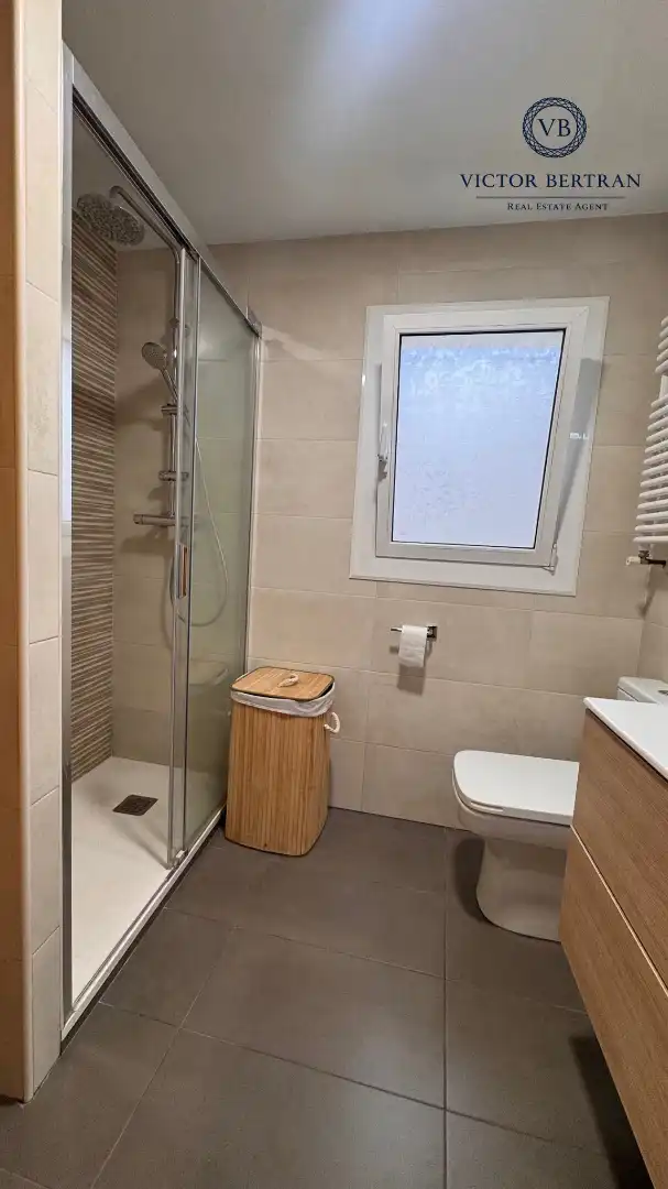 Badezimmer von Dachboden zum Verkauf in Premià de Mar mit Klimaanlage, Ofen und Balkon