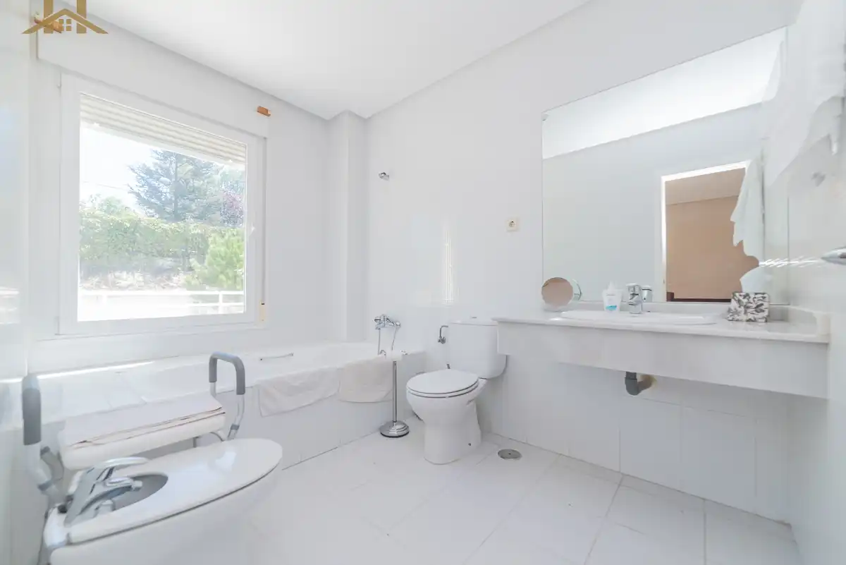 Badezimmer von Haus oder Chalet zum Verkauf in Torrelodones mit Heizung, Privatgarten und Terrasse