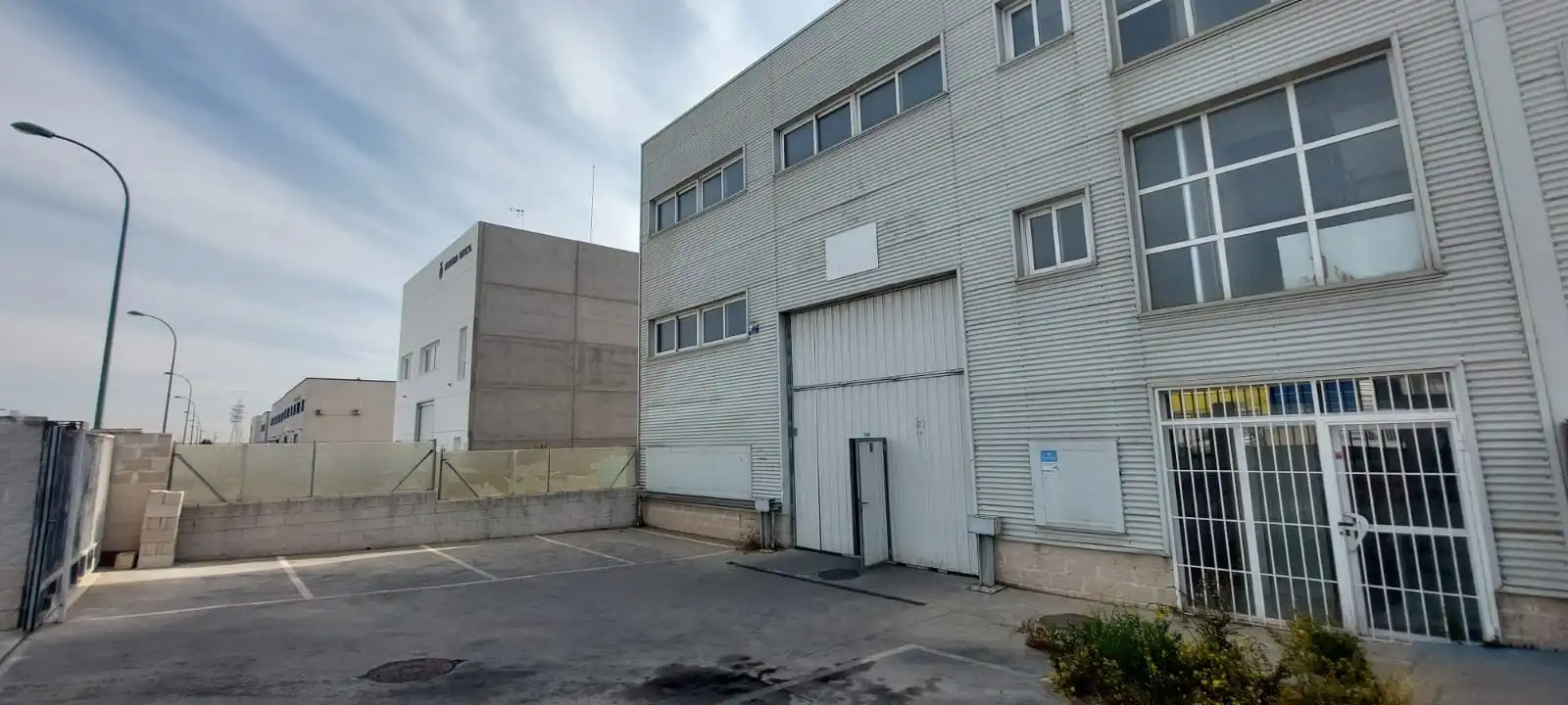 Außenansicht von Fabrikhallen zur Miete in Getafe mit Heizung