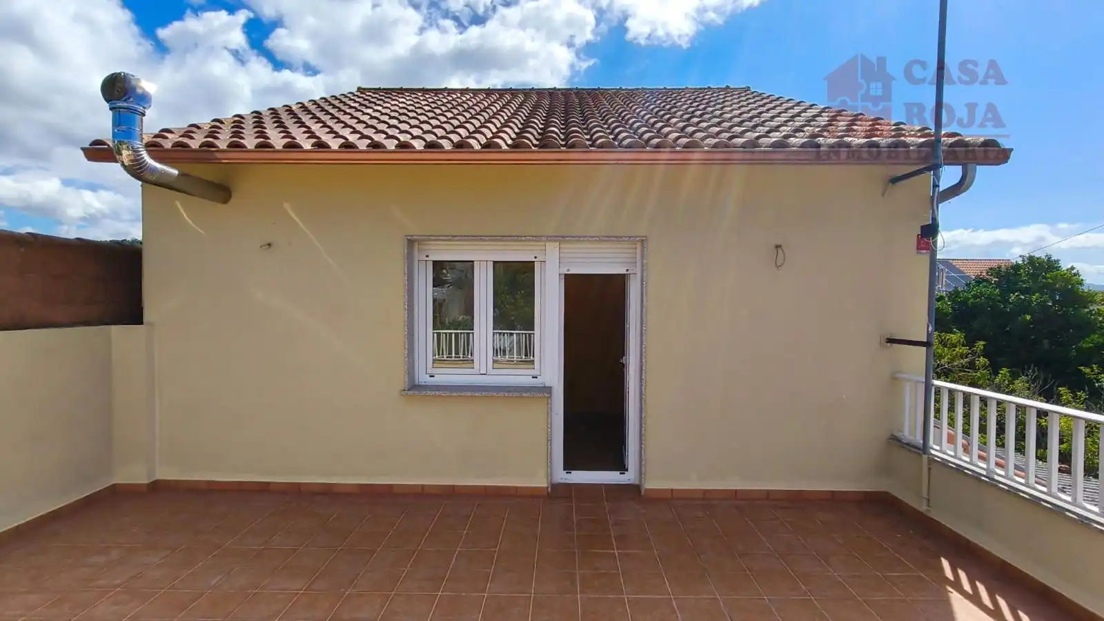 Vista exterior de Casa o xalet en venda en Cangas  amb Calefacció, Terrassa i Moblat