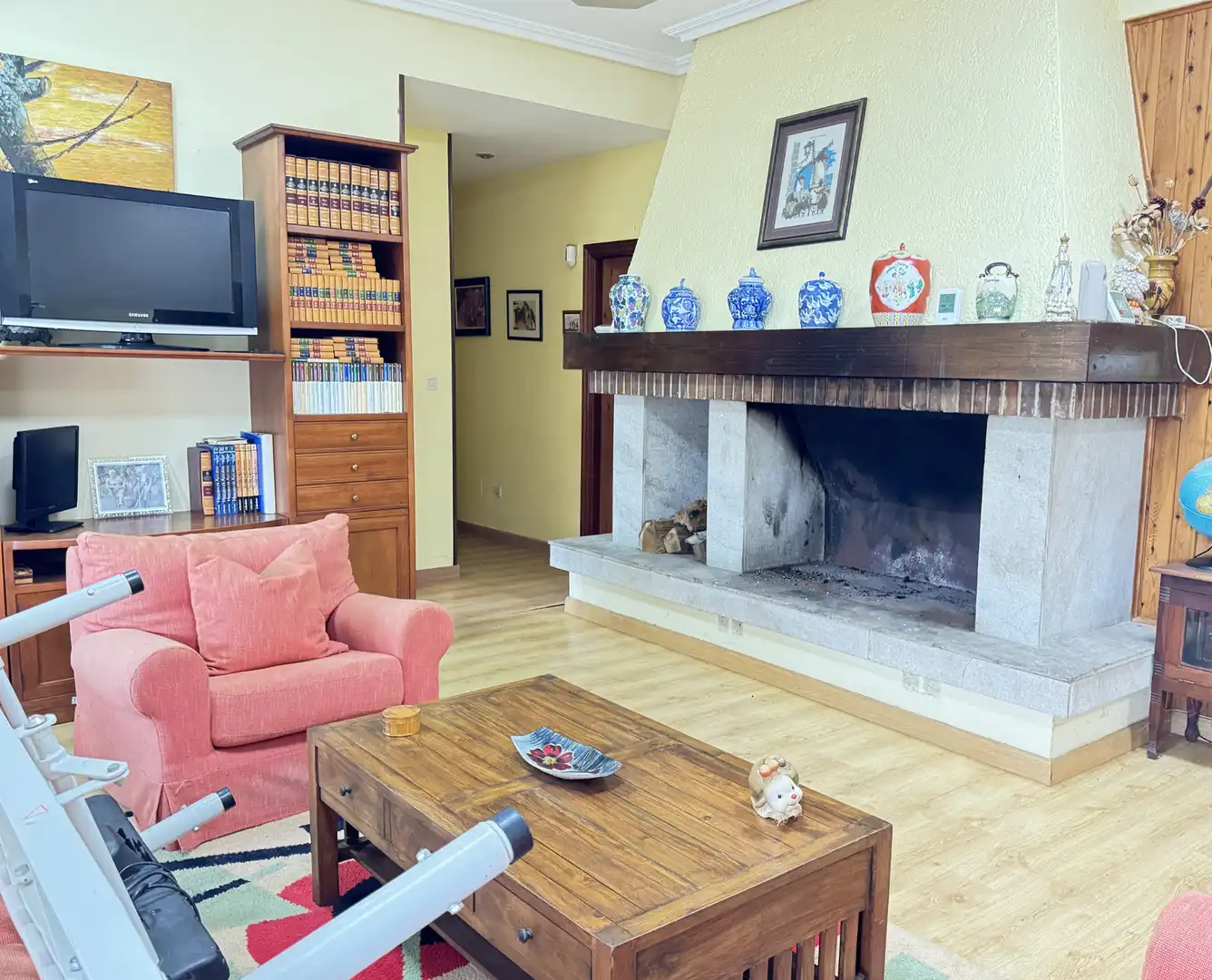 Sala d'estar de Casa o xalet en venda en Castrillón amb Calefacció, Jardí privat i Parquet