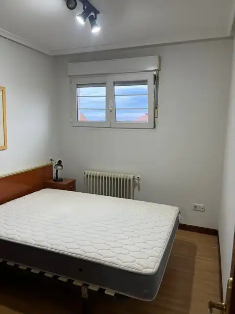 Schlafzimmer von Wohnungen zur Miete in Oviedo  mit Heizung, Parkett und Möbliert