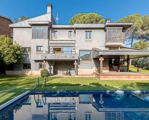 Vista exterior de Casa o xalet en venda en Sant Cugat del Vallès amb Aire condicionat, Calefacció i Jardí privat