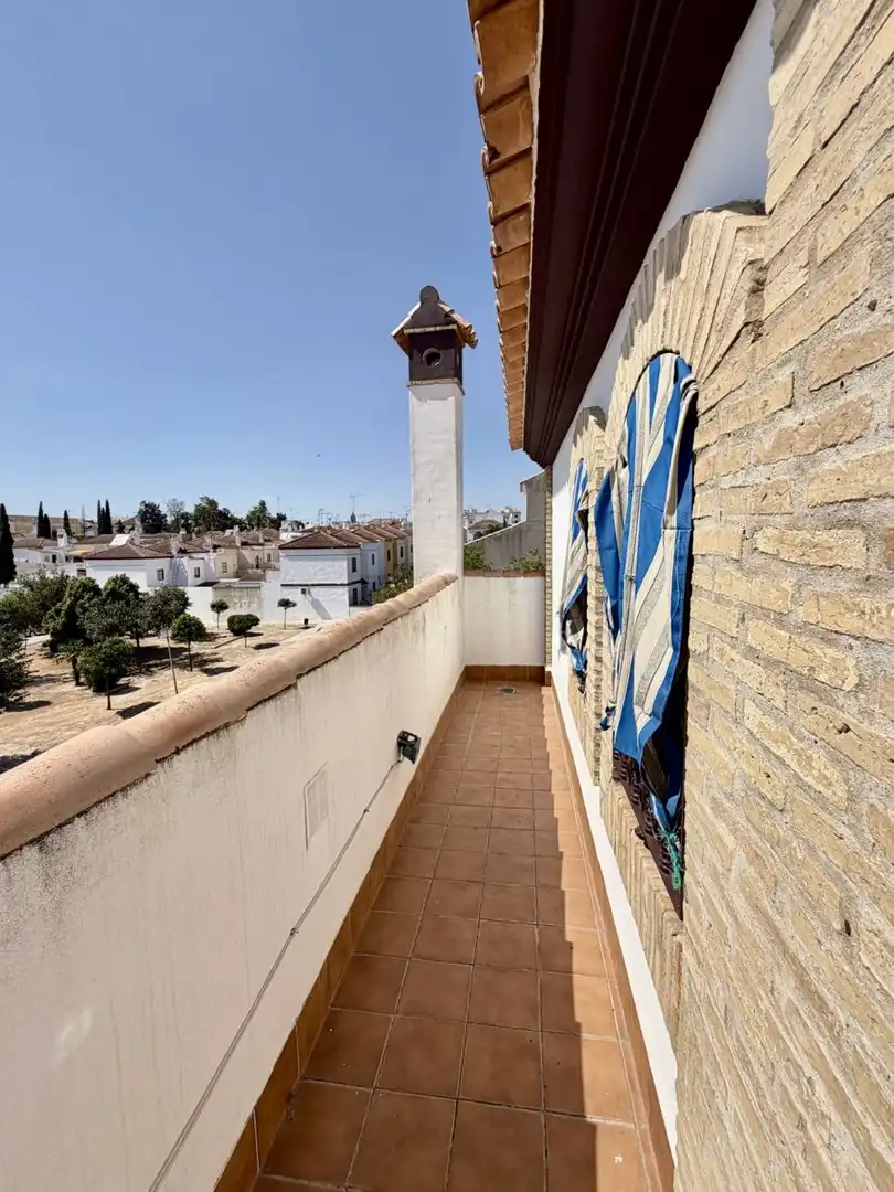Vista exterior de Casa o xalet en venda en Sanlúcar la Mayor amb Calefacció i Terrassa