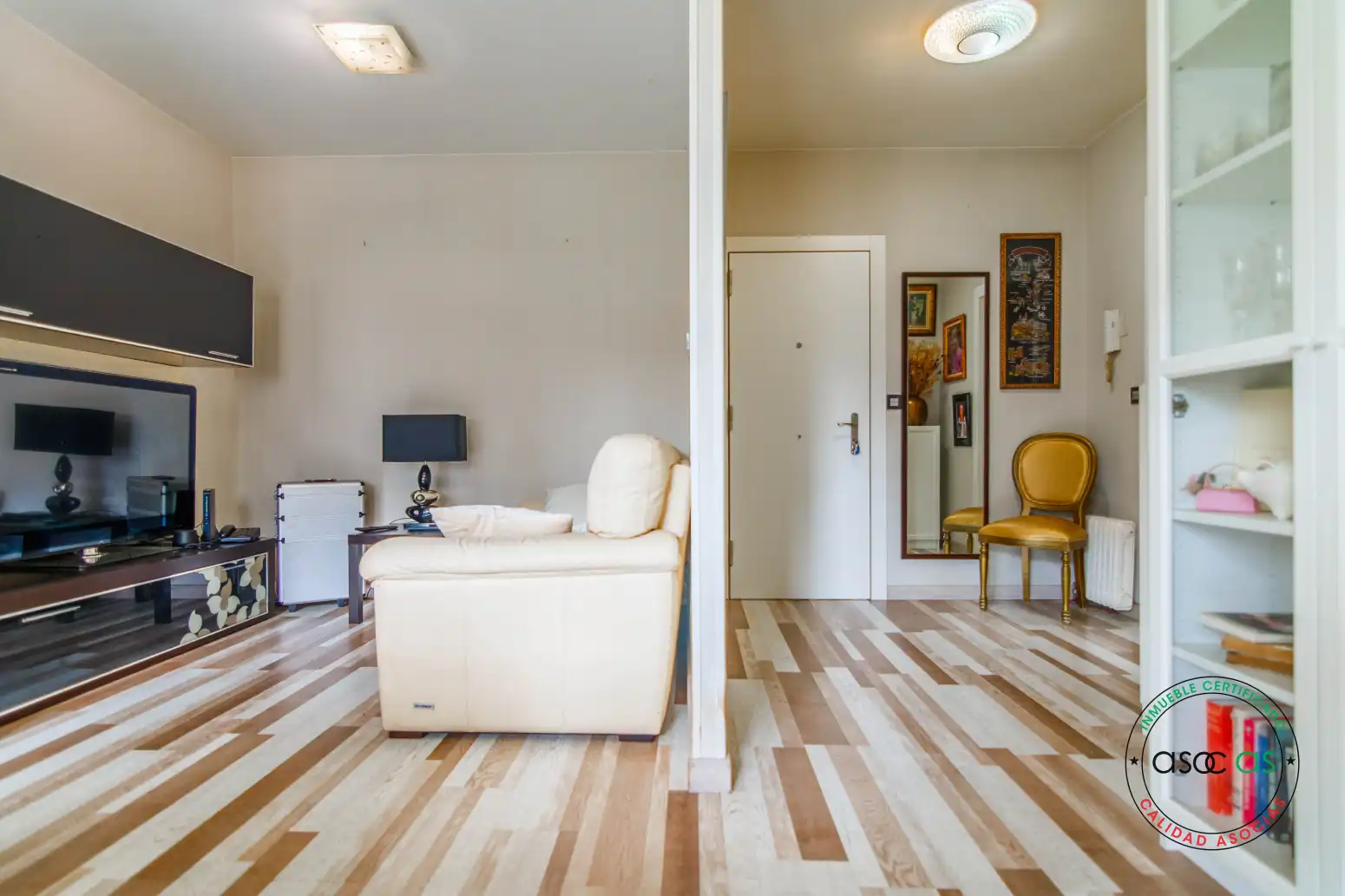 Sala d'estar de Pis en venda en Oviedo  amb Calefacció, Parquet i Traster