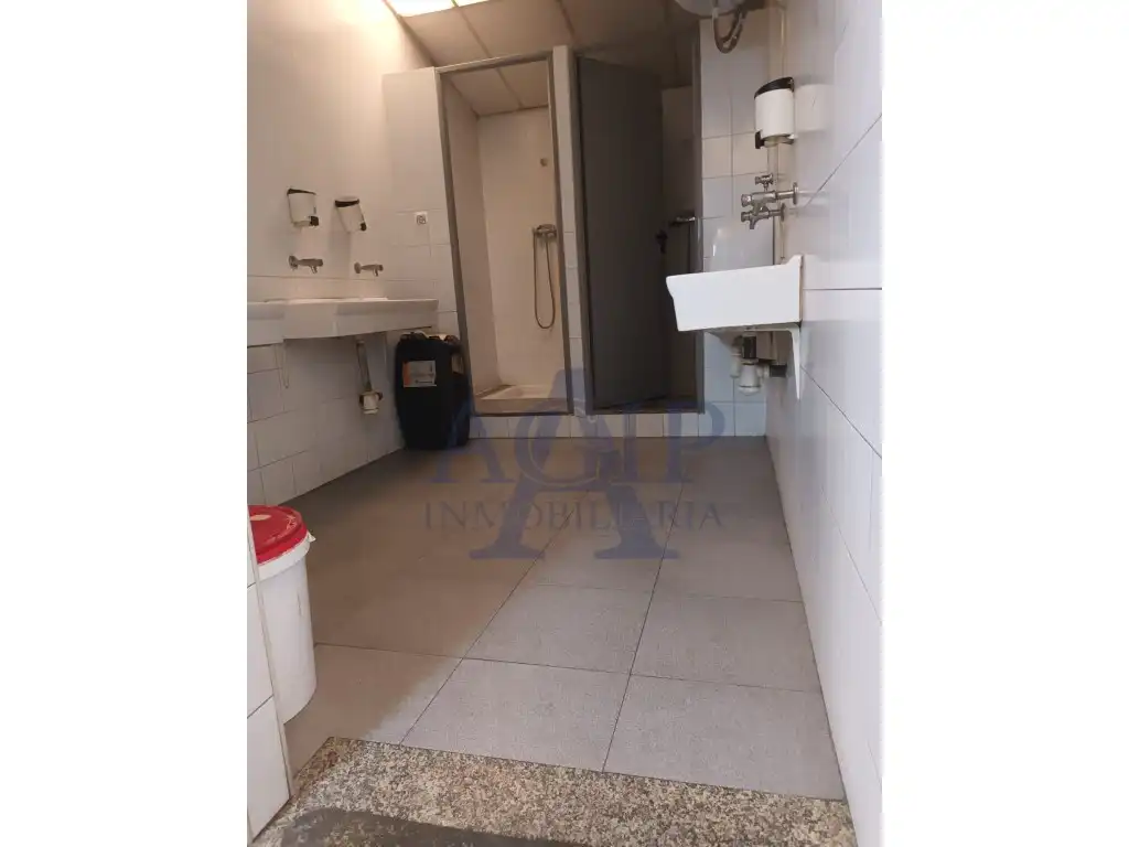 Bany de Nau industrial en venda en Sabadell