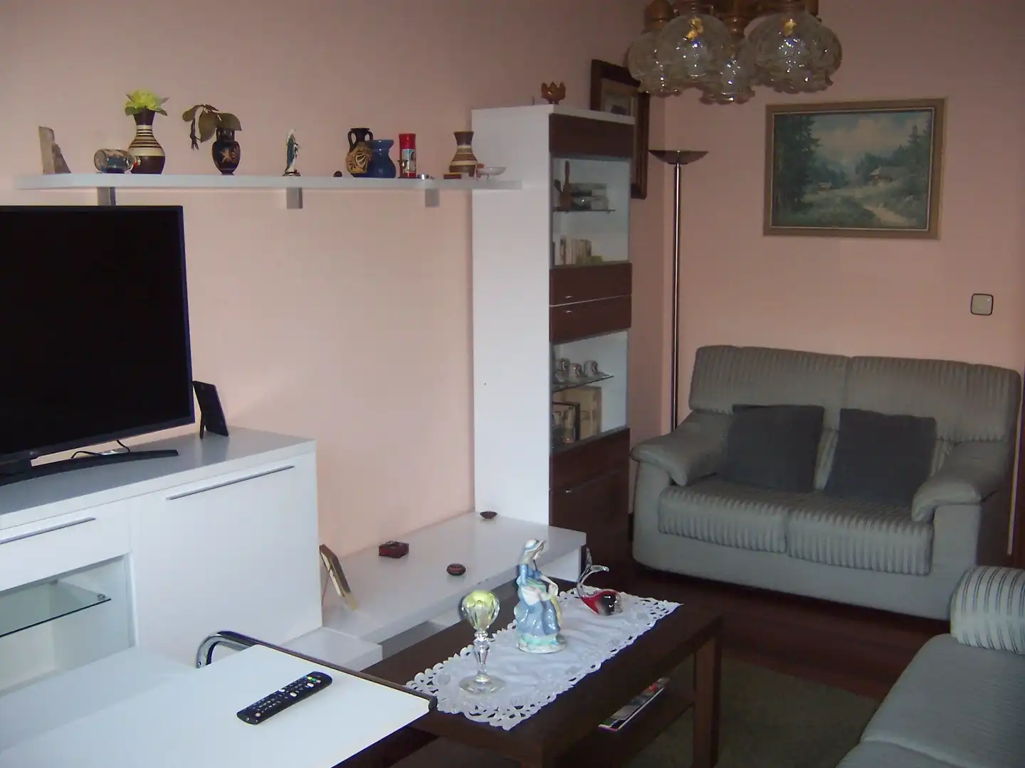 Sala d'estar de Casa o xalet en venda en Luena  amb Jardí privat, Terrassa i Moblat