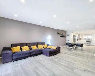 Sala d'estar de Casa adosada en venda en Sant Sadurní d'Anoia amb Calefacció, Jardí privat i Parquet