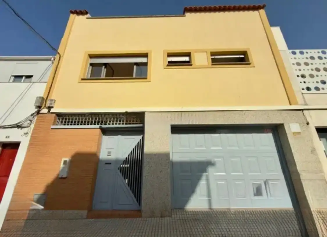 Vista exterior de Casa o xalet en venda en Badajoz amb Aire condicionat, Jardí privat i Terrassa