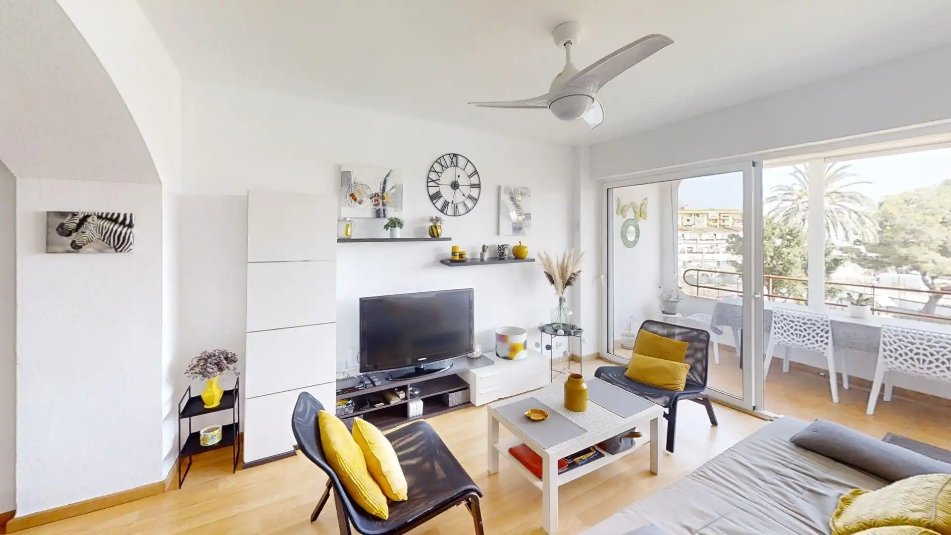 Sala d'estar de Apartament en venda en Roses amb Jardí privat, Terrassa i Balcó