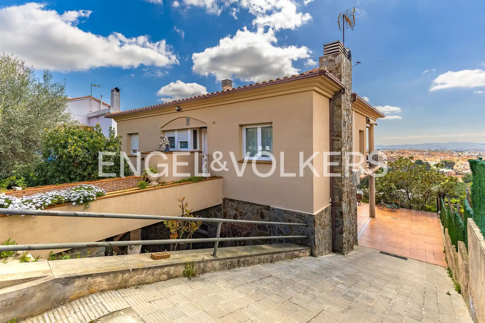 Vista exterior de Casa o xalet en venda en Castellar del Vallès amb Aire condicionat, Calefacció i Jardí privat