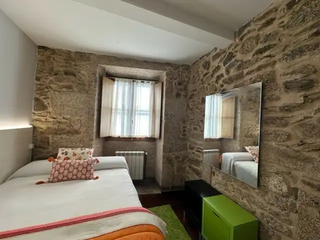 Schlafzimmer von Wohnungen zur Miete in Santiago de Compostela  mit Heizung, Privatgarten und Parkett